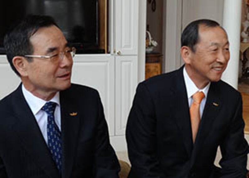 김혁수 회장(왼쪽)과 제5대 잠수함 전단장 이홍희 제독. RFA PHOTO/ 전수일