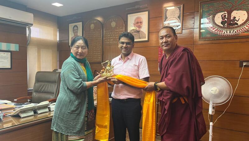 Education-Kalon-presenting-Manjushri-statue-to-CBSE-Secretary-Shri-Himanshu-Gupta.jpeg