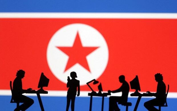 2023년 7월 19일에 생성된 이 삽화에서 북한 국기 앞에 컴퓨터를 하고 있는 사람들의 모습이 보인다.
