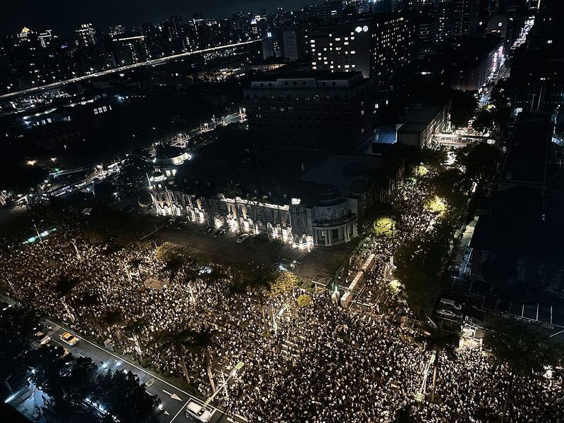 台北现场反国会扩权抗议群众,号称涌入十万人,仿佛十年前太阳花学运再现。(经济民主连合智库提供)