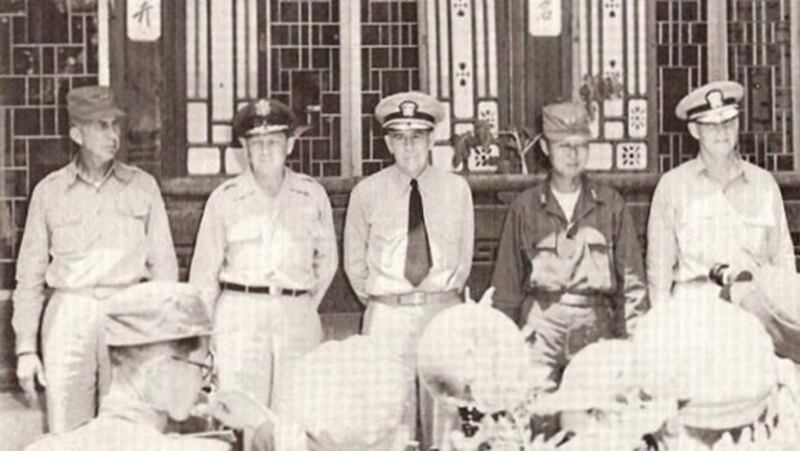 联合国军代表团合影。（截图来自沃尔特·G．赫姆斯：《停战谈判的帐篷与战斗前线》第二章《最初的几次谈判》）