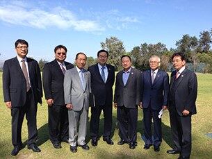 한국 국회 정무위원장 김정훈 의원(가운데)이 로스앤젤레스를 방문해 한국전쟁 참전용사 기념비가 설립될 예정지(플러튼, 힐 크레스트)에서 기념사진을 찍고 있다.  