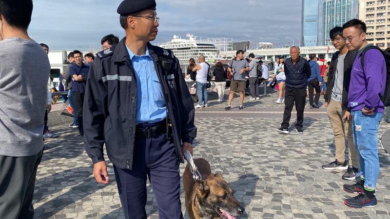 警方因應人潮眾集,於尖沙咀海旁派駐守大批警力巡邏,部分帶上警犬。(李若如攝)