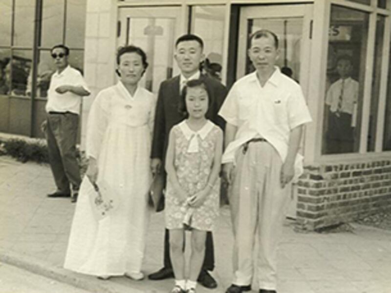 최연홍 씨가 1967년 김포공항을 떠나오던 날 가족과 함께 기념사진.