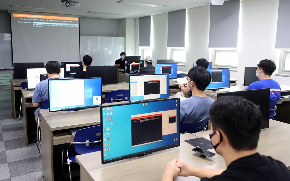 부산 사상구에 있는 경남정보대학교 AI컴퓨터학과 학생들이 전공 실습을 하고 있다.