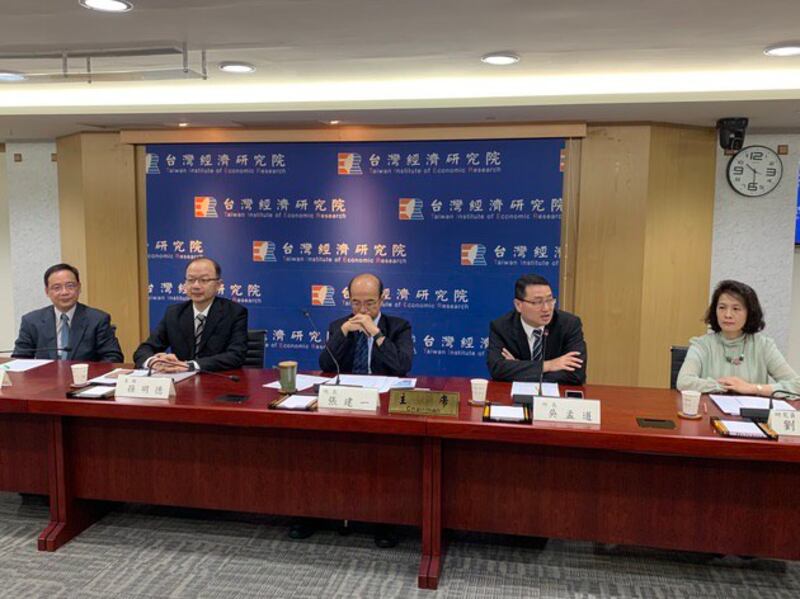 台湾经济研究院公布最新景气预测解读。(记者 黄春梅摄)