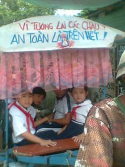 Các em học sinh trên xe lôi của anh Hùng 