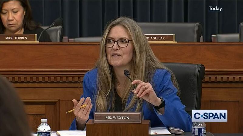ئامېرىكا دۆلەت مەجلىسى ئاۋام پالاتا ئەزاسى جېنىفېر ۋېكستون (Jennifer Wexton) يىغىندا سۆزلىمەكتە. 2023-يىلى 20-ئاپرېل، ۋاشىنگتون.