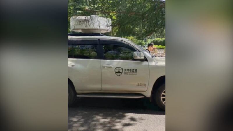 有图片显示，当局紧急调用信号屏蔽车。（网络图片）