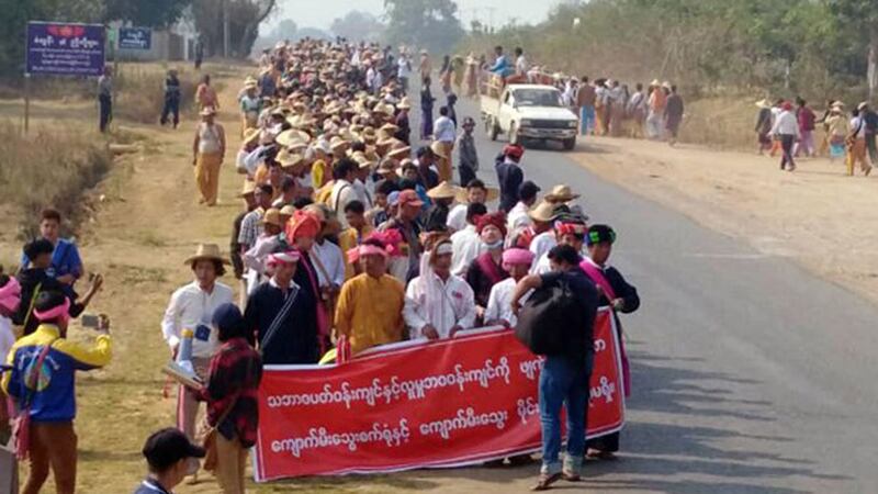 ရှမ်းပြည်နယ် တောင်ပိုင်း ပင်လောင်းမြို့နယ်ရှိ တီကျစ် ကျောက်မီးသွေးစက်ရုံနှင့် ကျောက်မီးသွေးမိုင်းကို အပြီးပိတ်ပေးဖို့ တီကျစ်ဒေသတွင် ၂၀၁၉ ခုနှစ် ဧပြီလ ၆ ရက်နေ့က ဆန္ဒပြတောင်းဆိုခဲ့ကြစဉ်။ (Photo: Aung Kyaw Moe)
