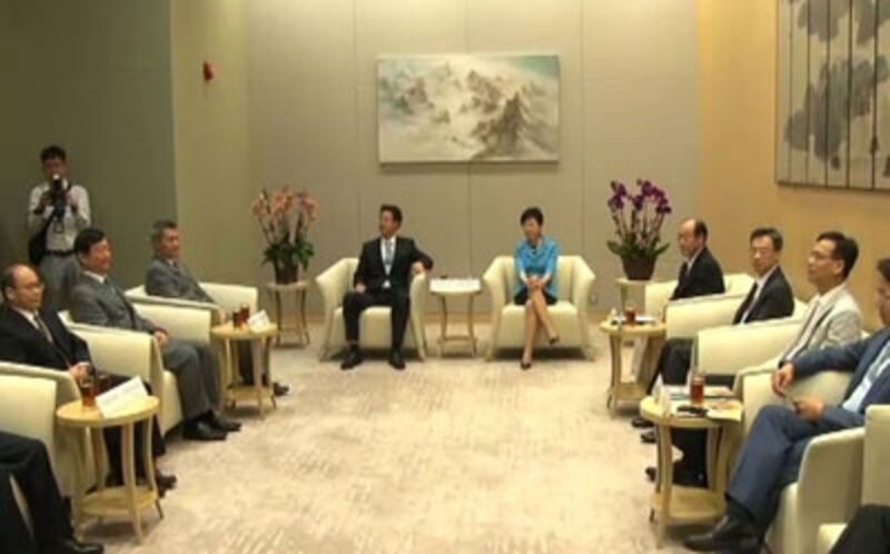 2014年8月18日，中聯辦繼續跟泛民議員見面討論政改，與會的議員引述中聯辦主任張曉明指，中央重視跟泛民討論，現在談未算遲。（粵語部林靜攝）