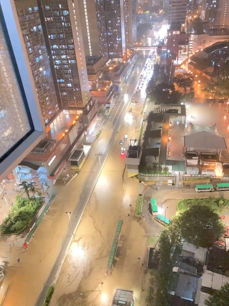 黃大仙一夜變成澤國,至周五(8日)下午,黃大仙站仍然未能開啟。(網上圖片)