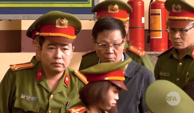 Cựu trung tướng Phan Văn Vĩnh được đưa ra trước phiên tòa.