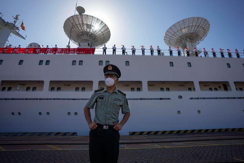 2022 年 8 月 16 日,中国科考船远望 5 号抵达斯里兰卡汉班托塔国际港。(美联社)