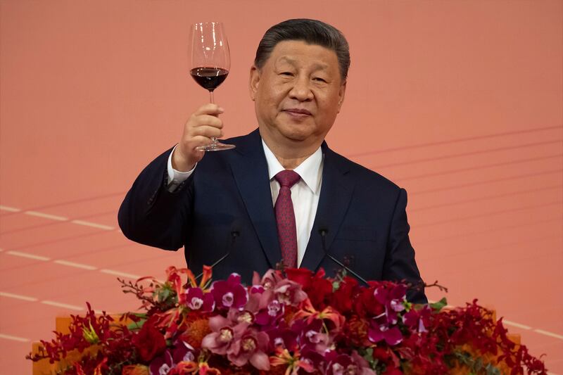 習近平出席澳門特區政府歡迎晚宴，發表講話後舉杯祝酒。（美聯社圖片）