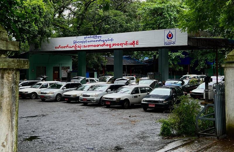 ရန်ကုန်မြို့ ကြည့်မြင်တိုင်မြို့နယ်ရှိ CNG အ‌‌ရောင်းဆိုင်မှာ တန်းစီနေကြသည့်ကားများကို ၂၀၂၂ ခုနှစ် ဇူလိုင် ၂၂ ရက်နေ့မှာ တွေ့ရစဥ် (Photo: RFA)