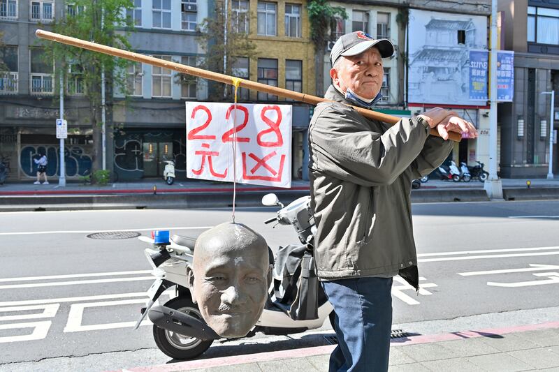 民眾抬著前領導人蔣介石頭像遊行，指他就是二二八元凶。（鍾廣政攝）