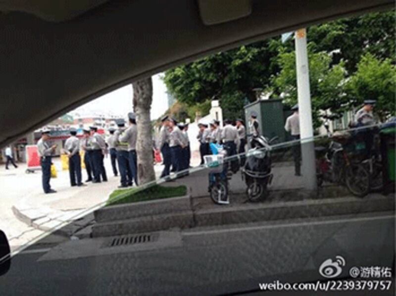 週五福清爆炸案庭審結束後,法院外仍有大批警察。(相片來自游精佑微博)