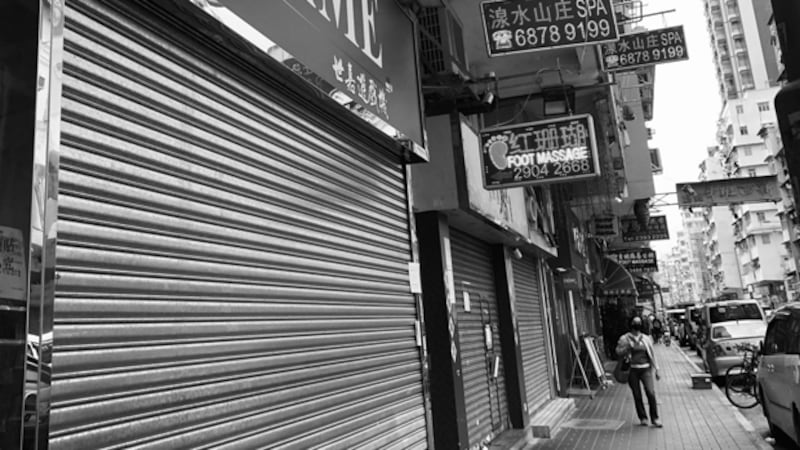 不少店鋪因應疫情要關閉。(文海欣 攝)