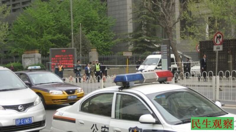 2014年4月10日︰北京海澱區法院外的每個路口，均有警察駐守，也有警車停泊附近。（民生觀察）