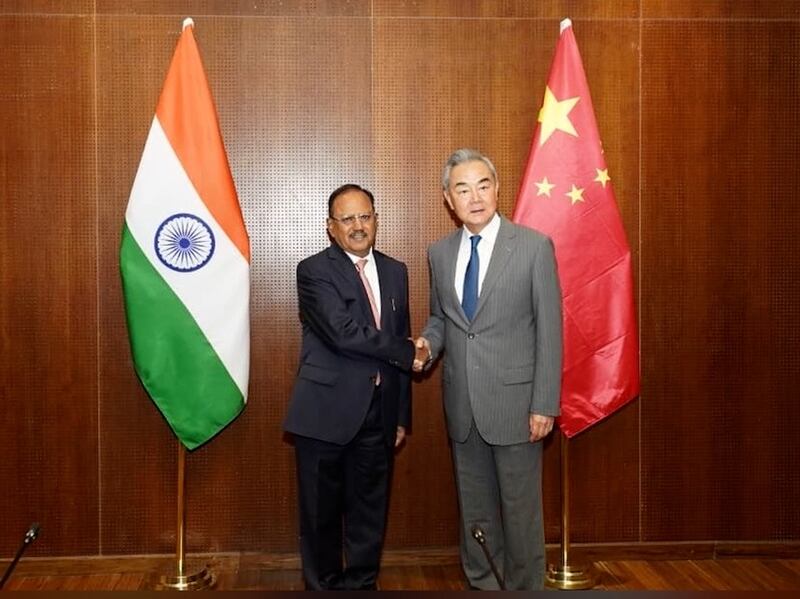 སྦརིཀསི་ཚོགས་འདུའི་ཟུར་དུ་ཨ་ཇིཏ་ཌོ་ཝལ་དང་ཝང་ཡི་གཉིས་མཇལ་འཕྲད་གནང་པ།