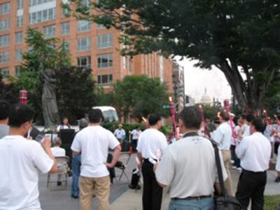 图片:“六四”22周年华盛顿举行烛光集会。(记者唐琪薇摄)