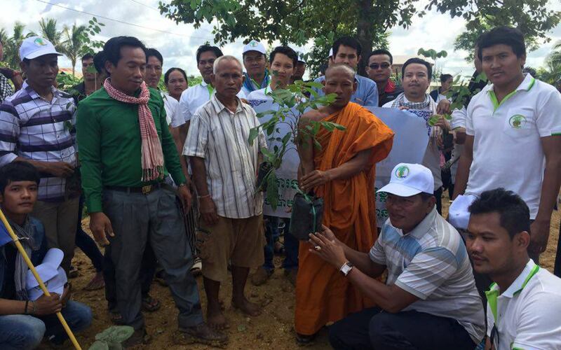ព្រះសង្ឃ ក្រុម​យុវជន និង​ពលរដ្ឋ ដាំ​ដើមឈើ​ឧទ្ទិស​កុសល​ជូន​លោក​បណ្ឌិត កែម ឡី នៅ​វត្ត​ទួលព្រះព្នៅ ឃុំ​អូរបីជាន់ ស្រុក​អូរជ្រៅ ខេត្ត​បន្ទាយមានជ័យ ថ្ងៃ​ទី​៩ ខែ​កក្កដា ឆ្នាំ​២០១៧។ Photo Provided