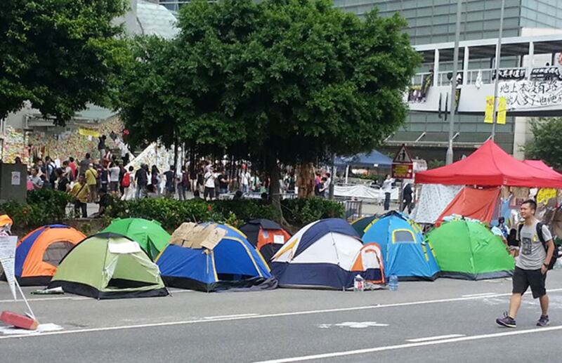 2014年10月10日，有人響應學民思潮呼籲，帶同帳篷到金鐘佔領場地，迫使政府展開對話。(林靜攝)