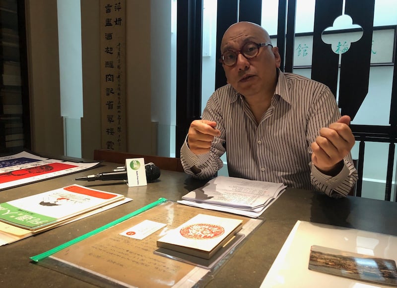 建筑师宋绪康自掏腰包策划“中华文化之灭绝与复兴”展览，他表示香港反共作家的手稿、老照片等得来最不易。（记者夏小华摄）