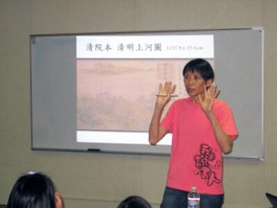 图片：周美青为孩子们选读王羲之与清明上河图故事　(记者萧融拍摄)