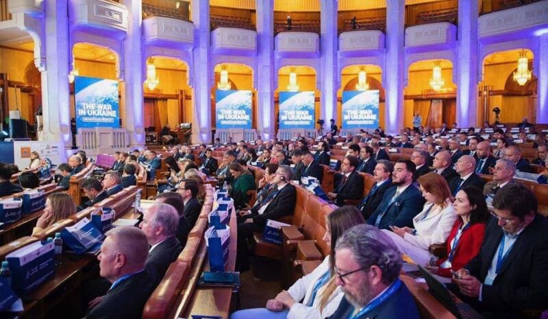 رۇمىنىيە پايتەختى بۇخارېستتا چاقىرىلغان ئېچىلغان خەلقئارا پارلامېنت ئەزالىرىنىڭ 22-نۆۋەتلىك ئاخبارات ۋە بىخەتەرلىك مۇنبىرى يىغىنىدىن كۆرۈنۈش. 2022-يىلى ئىيۇل.