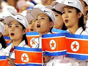 지난 2002년 9월28일 창원 종합운동장에서 열린 부산아시안게임 축구예선전 북한과 홍콩과의 경기에서 북한 응원단이 인공기를 흔들며 응원하고 있다