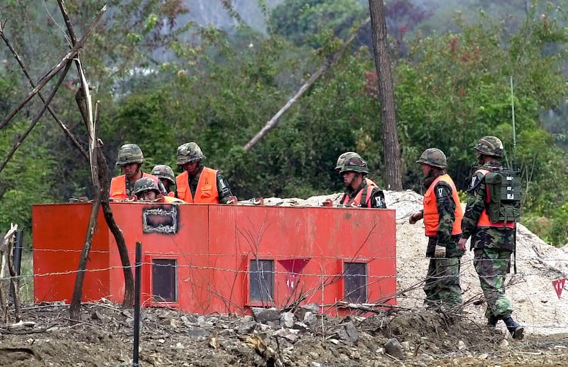 비무장지대(DMZ) 남측에서 지뢰 제거 작전을 벌이던 한국군 공병대가 발견된 지뢰를 폭파하기 위해 장비를 준비하고 있다.