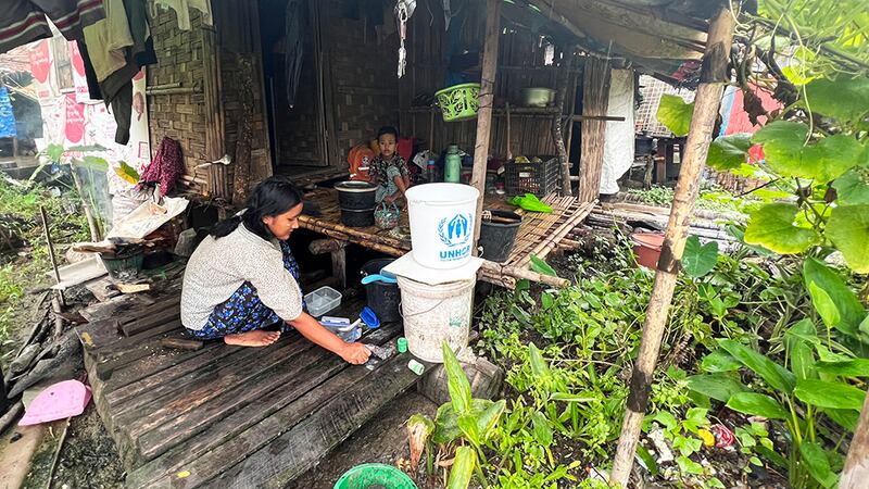 စစ်တွေမြို့ ဗုဒ္ဓေါမော်ဘုန်ကြီးကျောင်း စစ်ဘေးဒုက္ခသည်စခန်းရှိ ဒုက္ခသည်များအား ၂၀၂၃ ခုနှစ် အောက်တိုဘာ ၁၁ ရက်နေ့က တွေ့ရစဉ်။ (Photo: RFA)