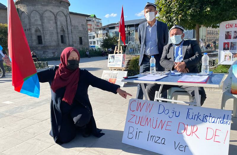 شەرقى تۈركىستان ئۈچۈن ئاناتولىيە سەپىرى پائالىيىتىنى تەشكىللىگەن لاگېر تۇتقۇنلىرى يېقىنلىرى ئەرزىنجان جۇمھۇرىيەت مەيدانىدا مۇخبىرلارنى كۈتۈۋېلىش يىغىنى ئۆتكۈزگەن. 2021-يىلى 19-سېنتەبىر، تۈركىيە.