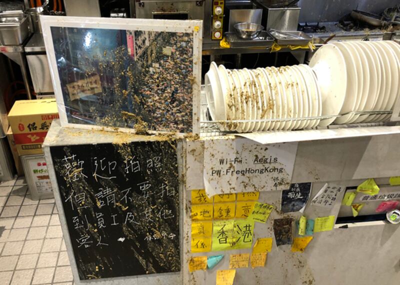 2020年10月16日,「保護傘」餐廳內到處被潑灑雞糞。(保護傘提供)