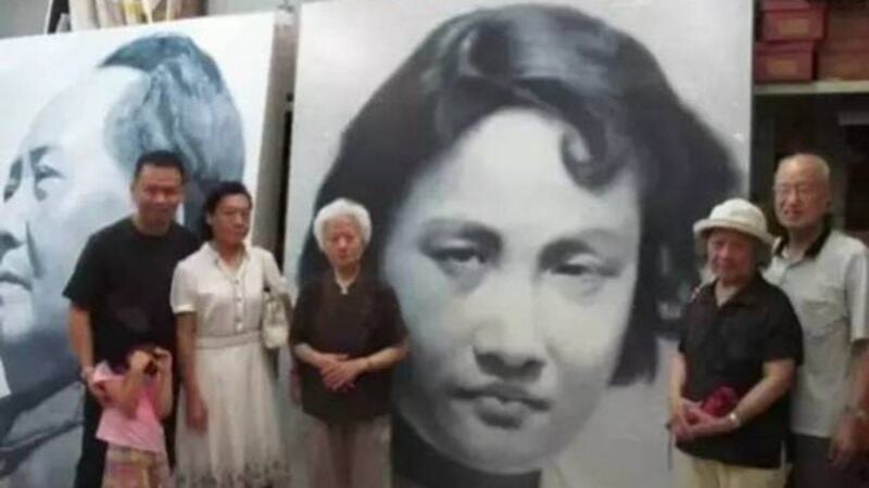 张志新的胞妹张志慧和张志勤等亲属在张志新画像前留影(推特图片)
