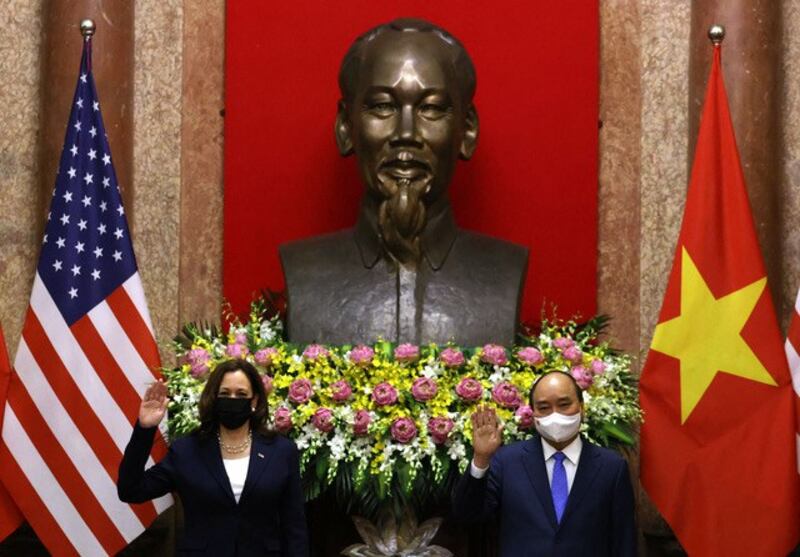 贺锦丽宣布赠送100万剂辉瑞疫苗给越南,加上美国先前送给越南的500万剂莫德纳,总计六百万剂疫苗。(法新社)