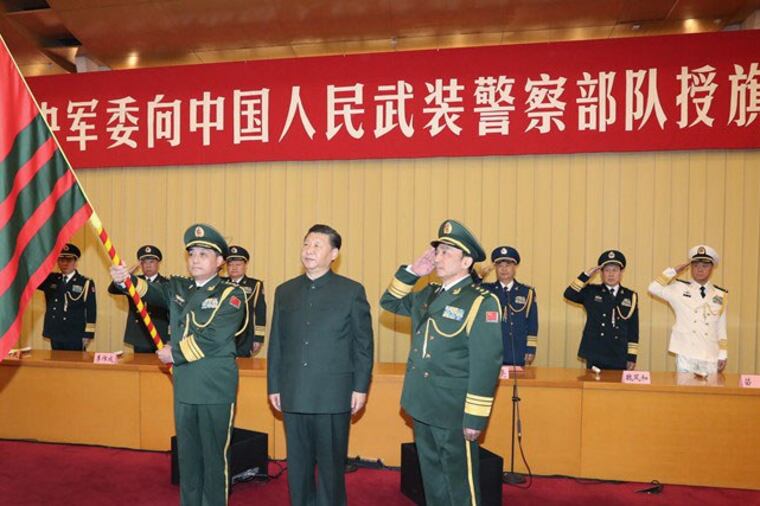 2018年1月10日,習近平在八一大樓向武警部隊授旗。(中國軍網)