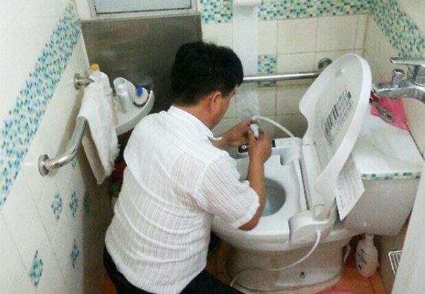 화장실에 비데를 설치하고 모습.