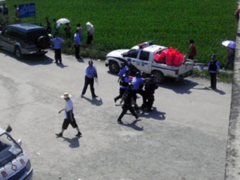 图片：连州公安抓村民情景。（村民范先生提供）