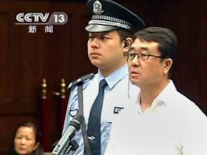 图片：中国中央电视台播出的王立军庭审时的画面。（法新社）