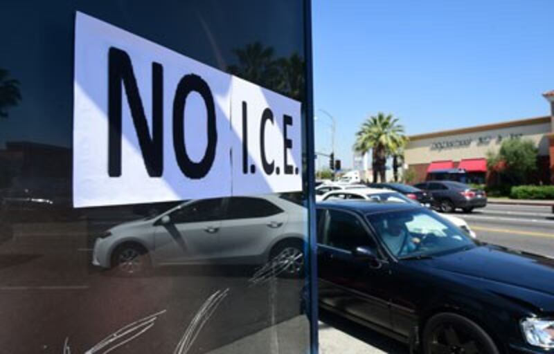 Dòng chữ "No I.C.E" phản đối cảnh sát Mỹ truy bắt người di trú được dán tại trạm xe bus ở Bell Gardens, California vào ngày 4 tháng 4 năm 2017.