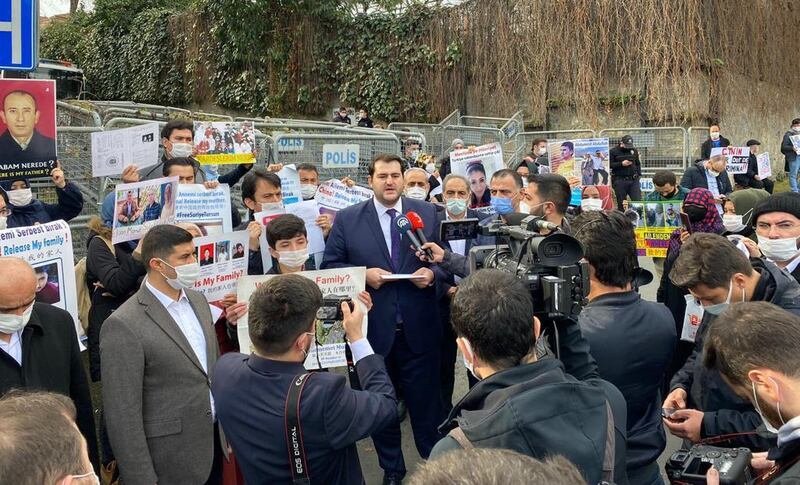 تۈركىيە «سائادەت» پارتىيەسىنىڭ ئىستانبۇلدىكى مەسئۇلى ئۆمەر فارۇق يازىجى ئەپەندى مۇخبىرلارنىڭ زىيارىتىنى قوبۇل قىلماقتا. 2021-يىلى يانۋار، ئىستانبۇل.