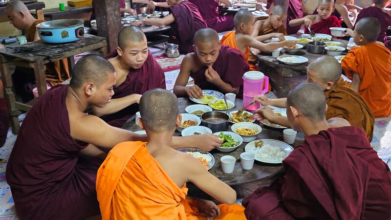 အောင်သိဒ္ဓိ မဟာမြိုင်ဘုန်းတော်ကြီးသင် ပညာရေးကျောင်းမှာ ဆွမ်းဘုန်းပေးနေသည့် ကိုရင်တွေအား တွေ့ရစဉ်။ Photo : RFA