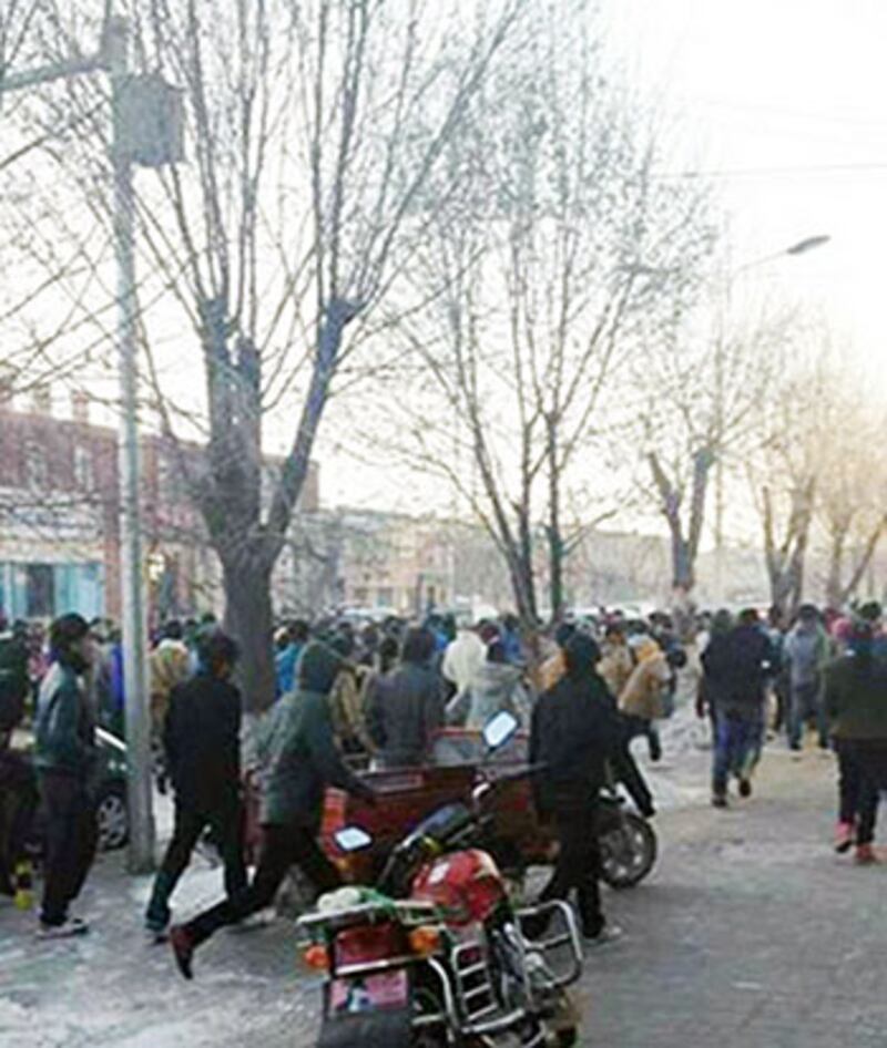 青海海南州約千名學生11月26日在恰卜恰鎮遊行抗議，要求民族平等及自由。（照片由維權人士提供）