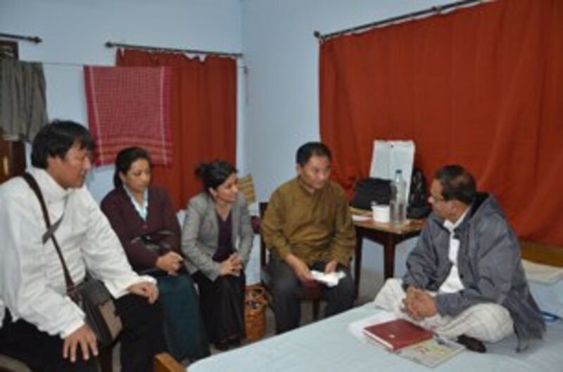 图片:西藏人民议会代表团同印度东北部西孟加拉邦官员举行会晤。(西藏人民议会提供)