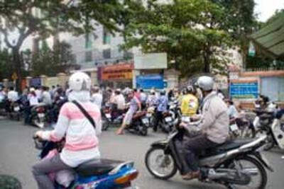 Phục huynh chờ con em mình thi đại học ở TPHCM, ảnh chụp 2010. RFA PHOTO.