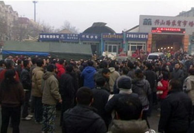 Qingdao_strike_crowd305.jpg
