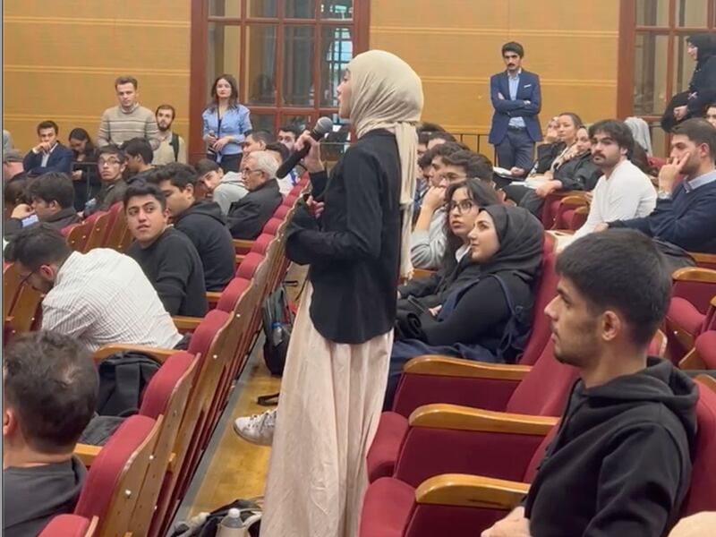 ئىستانبۇل ئۇنىۋېرسىتېتى ئاخباراتچىلىق كەسپىنىڭ 4-يىللىقىدا ئوقۇۋاتقان ئۇيغۇر قىزى نەفىسە ئوغۇز سوئال سوراۋاتىدۇ. 2024-يىلى 24-ئۆكتەبىر، ئىستانبۇل